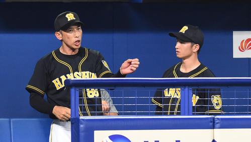 中日対阪神　6回裏中日攻撃終了、ベンチに戻った近本（右）に話をする矢野監督（撮影・森本幸一）