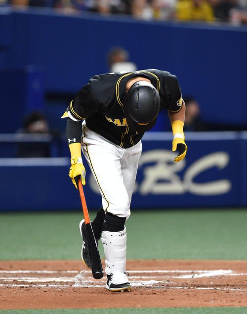 中日対阪神　7回表阪神1死、左飛に倒れガックリの糸井嘉男（撮影・森本幸一）