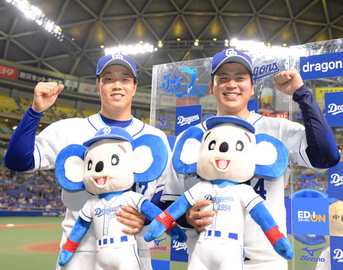中日対阪神　試合終了後、お立ち台でポーズを決めるヒーローの福敬登（右）と柳裕也（撮影・森本幸一）