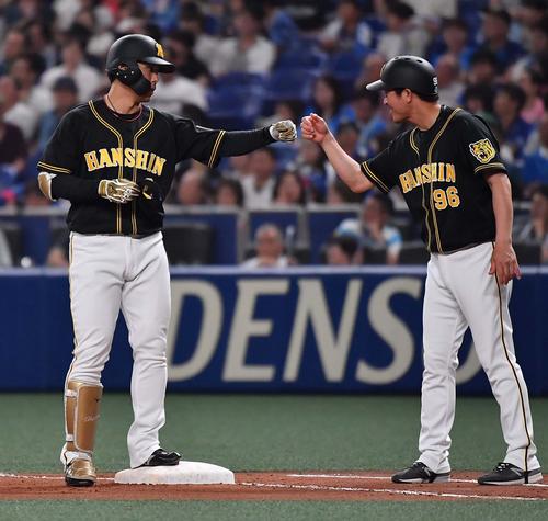 中日対阪神　8回表阪神1死、中前安打を放つ高山俊（撮影・上田博志）