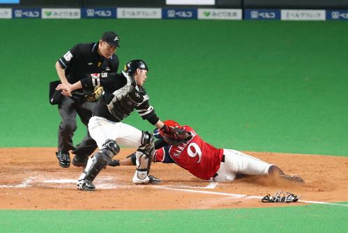 日本ハム対ソフトバンク　8回裏日本ハム2死一、二塁、二塁走者中島が三盗に成功。一塁走者清水が一、二塁間で挟まれる間に中島が本塁を突くも甲斐に阻まれる（撮影・黒川智章）