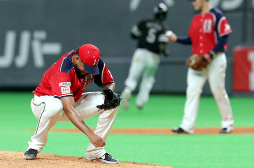 日本ハム対ソフトバンク　8回表ソフトバンク1死三塁、松田宣（右奥）の遊ゴロで勝ち越しを許しマウンド上でうつむく日本ハム・ロドリゲス（撮影・佐藤翔太）