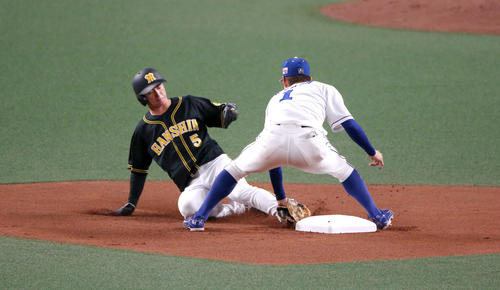 中日対阪神　4回表阪神無死一塁、糸原のとき一走近本は二塁盗塁を狙うもタッチアウト（撮影・上山淳一）