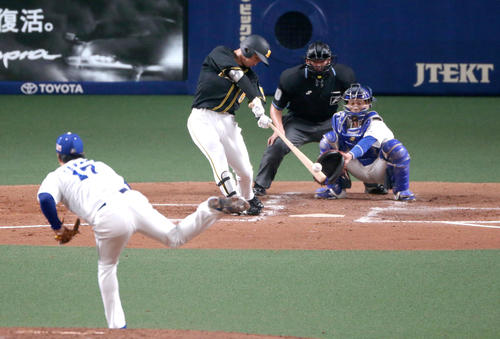 中日対阪神　4回表阪神無死、近本光司は中前打を放つ（撮影・上山淳一）