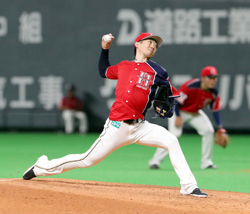 日本ハム対ソフトバンク　3回から登板する日本ハム金子（撮影・佐藤翔太）