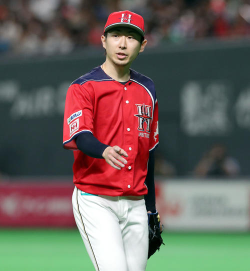 日本ハム対ソフトバンク　ナインを指差しながらベンチに戻る日本ハム金子（撮影・佐藤翔太）