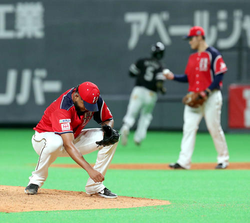 日本ハム対ソフトバンク　8回表ソフトバンク1死三塁、松田宣（右奥）の遊ゴロで勝ち越しを許しマウンド上でうつむく日本ハム・ロドリゲス（撮影・佐藤翔太）
