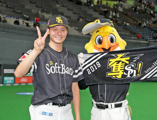 2日連続で勝利投手になり笑顔で撮影に応じるソフトバンク高橋純（撮影・佐藤翔太）