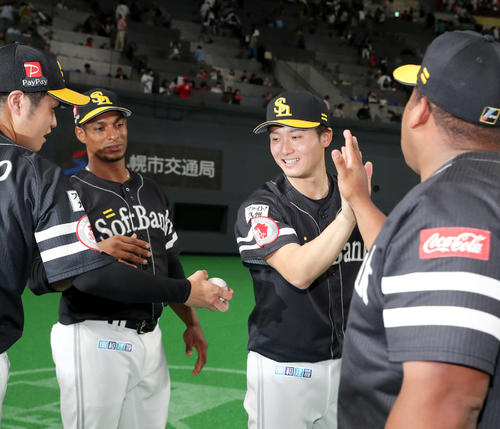 ソフトバンク甲斐野（左）からウイニングボールを渡される高橋純（撮影・佐藤翔太）