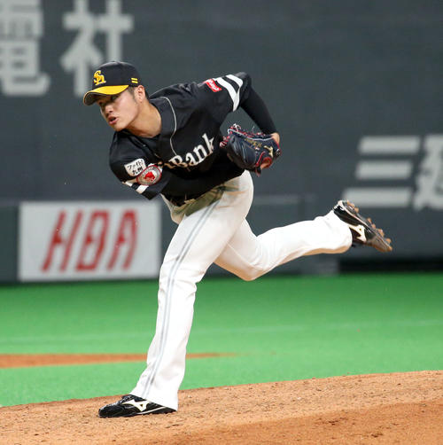 日本ハム対ソフトバンク　9回から登板するソフトバンク甲斐野（撮影・佐藤翔太）