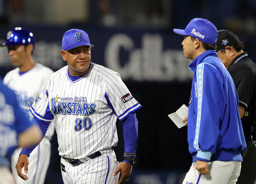 DeNA対広島　7回表、投手交代を告げるDeNAラミレス監督（撮影・鈴木正人）
