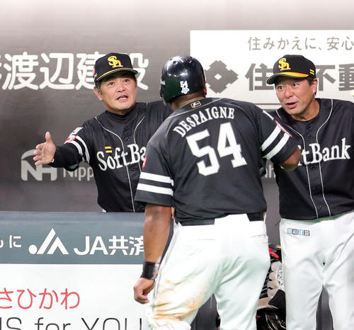 日本ハム対ソフトバンク　2回表ソフトバンク2死二、三塁、日本ハム浦野の暴投で生還したデスパイネを出迎える工藤監督（左）（撮影・佐藤翔太）