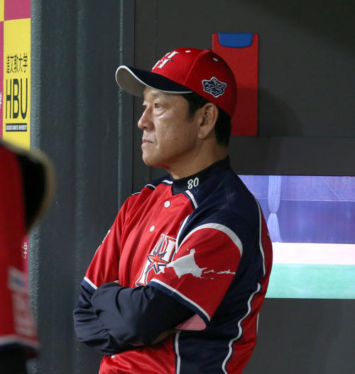 日本ハム対ソフトバンク　ベンチで険しい表情の日本ハム栗山監督（撮影・佐藤翔太）