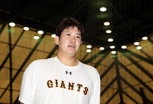 オールスターに監督推薦枠で選出され、報道陣の質問に答える菅野（撮影・狩俣裕三）