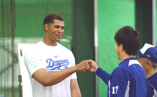 中日練習　オリックスへのトレードが決まり柳裕也とタッチを交わすモヤ（撮影・森本幸一）