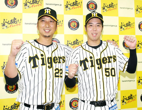 「マイナビオールスターゲーム2019」の監督推薦で選出され笑顔を見せる藤川球児（左）と青柳晃洋（撮影・上山淳一）