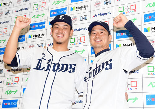 オールスターに監督推薦で選出された西武高橋光（左）と平井（撮影・たえ見朱実）