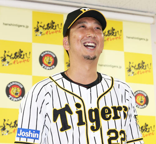 「マイナビオールスターゲーム2019」の監督推薦で選出され喜びの表情を浮かべる藤川球児（撮影・上山淳一）