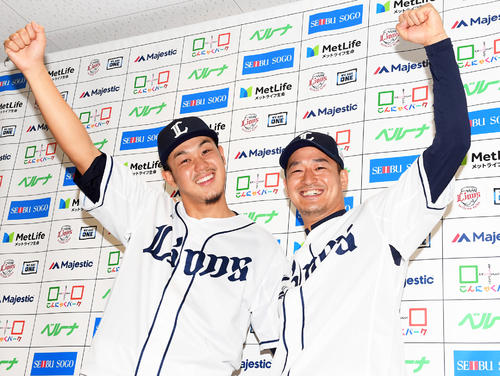 オールスターに監督推薦で選出された西武高橋光（左）と平井（撮影・たえ見朱実）