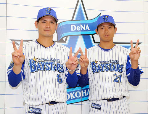 監督推薦でオールスターに出場が決まったDeNA神里和毅（左）と今永昇太（撮影・鈴木正人）