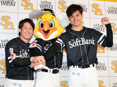 監督推薦でオールスターに選ばれたソフトバンク甲斐（左）と高橋礼（撮影・黒川智章）