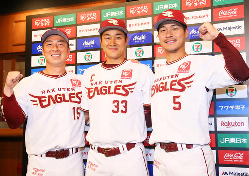監督推薦でオールスターに選出され笑顔を見せる楽天の、左から美馬、銀次、茂木（撮影・足立雅史）