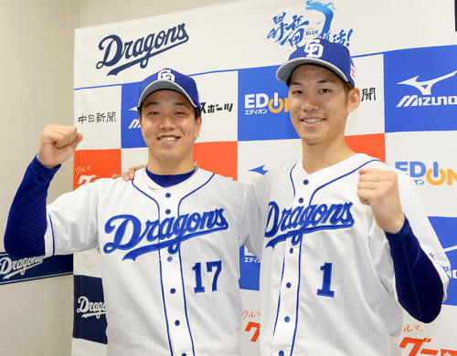 監督推薦でオールスター出場が決まり笑顔でポーズを決める柳裕也（左）と京田陽太（撮影・森本幸一）