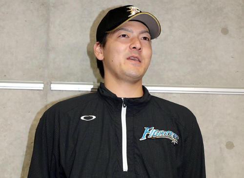 マイナビオールスターゲーム2019の監督推薦で選出され囲み取材に応じる日本ハム有原（撮影・佐藤翔太）　　