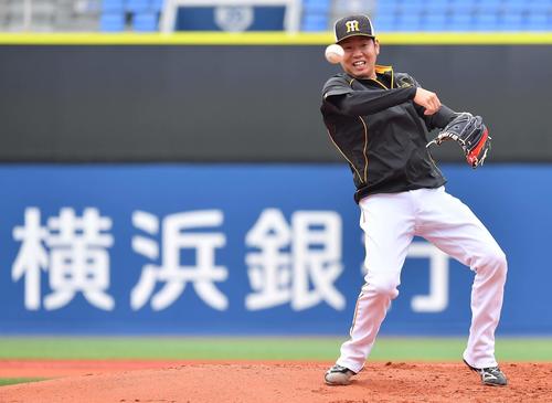 横浜スタジアムで投内連係プレーの練習をする西勇輝（左）とランディー・メッセンジャー（撮影・上田博志）