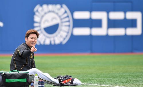 横浜スタジアムで笑顔を見せながら調整する西勇輝（撮影・上田博志）