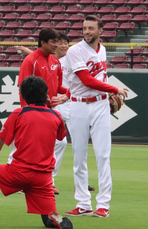 マツダスタジアムで調整したケーシー・ローレンス投手（右）左は畝投手コーチ、中央は大瀬良