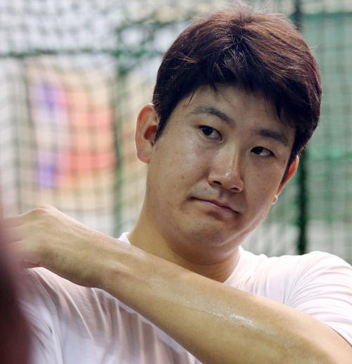 オールスターに監督推薦で選出され、取材を受ける巨人菅野（撮影・狩俣裕三）