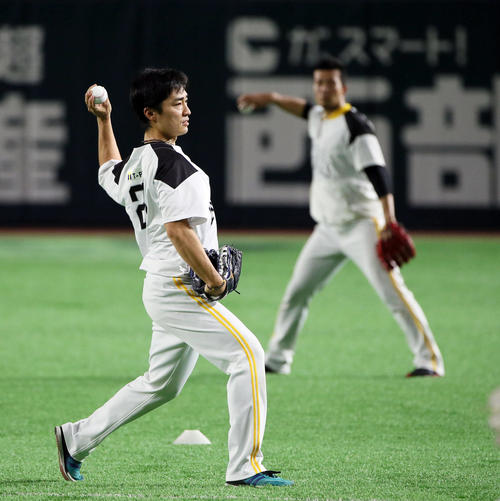キャッチボールする和田。右奥は千賀（撮影・栗木一考）
