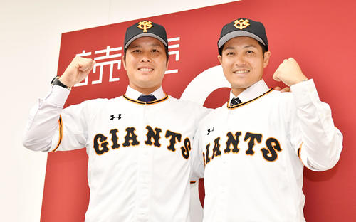 巨人入団会見で笑顔を見せる、左から藤岡と鍵谷（2019年6月28日撮影）