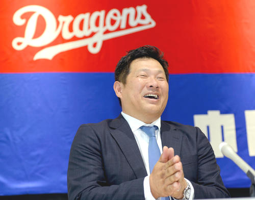 中日ドラゴンズのスペシャルサポーターの職を委嘱され会見する山崎武司氏（撮影・森本幸一）