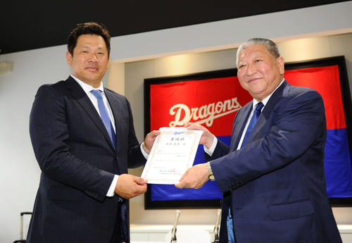 中日のスペシャルサポーターとして矢野球団社長（右）から委嘱状を受け取った山崎武司氏（撮影・森本幸一）