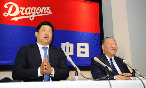 中日ドラゴンズのスペシャルサポーターの職を委嘱され会見する山崎武司氏（左）、中日の矢野博也球団社長（撮影・森本幸一）