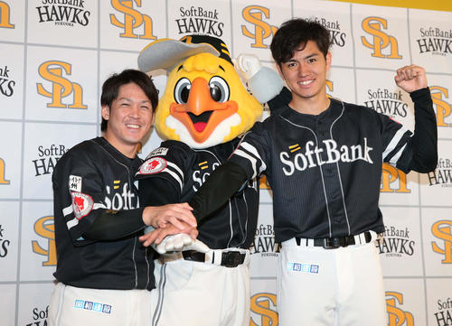 監督推薦でオールスターに選ばれたソフトバンク甲斐（左）と高橋礼（撮影・黒川智章）