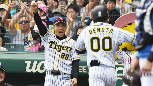 本塁打を放った上本を迎える矢野監督（2019年5月3日撮影）