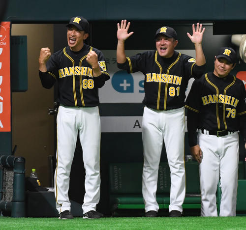 プロ1号本塁打を放った植田をガッツポーズで迎える矢野監督（2019年6月12日撮影）