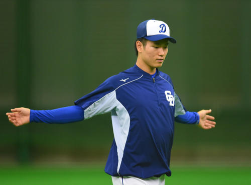 ストレッチをする清水達也（撮影・森本幸一）