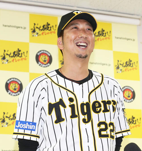 報道陣の質問に笑顔で答える藤川（撮影・上山淳一）