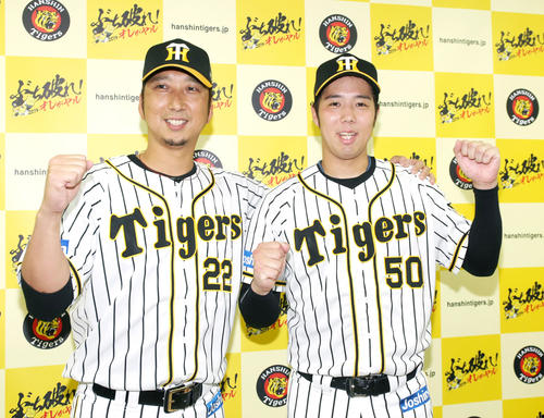 球宴に監督推薦で選出され、笑顔でポーズをとる藤川（左）と青柳（撮影・上山淳一）