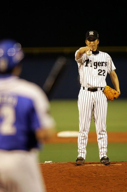 藤川はカブレラに対して直球勝負を挑む（2006年7月21日撮影）