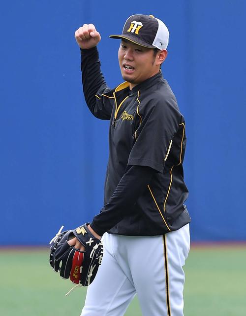 キャッチボールを終えガッツポーズする西（撮影・上田博志）