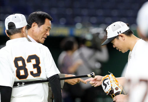 巨人対中日　試合前、練習を終えた巨人山口（右）は中畑氏（中央）と指で握手を交わす（撮影・垰建太）