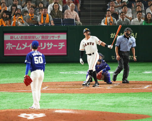 巨人対中日　3回裏巨人2死、ビヤヌエバは左越え本塁打を放ち打球を見つめる。投手清水（撮影・足立雅史）