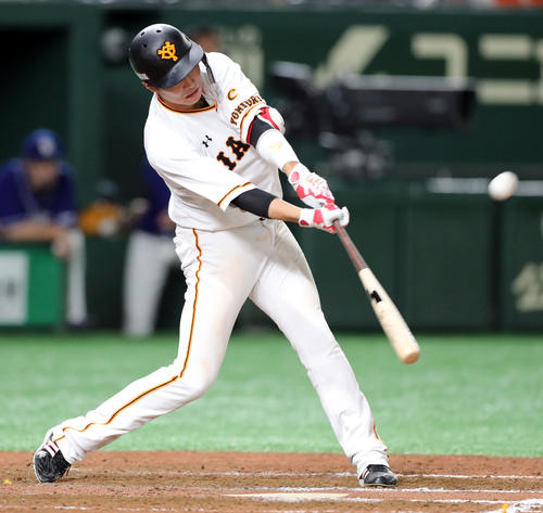 巨人対中日　7回裏巨人無死、右越えソロ本塁打を放つ坂本勇（撮影・垰建太）