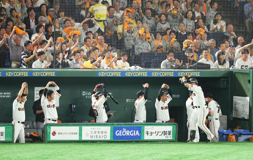 巨人対中日　7回裏巨人無死、左越え本塁打を放った丸（右から2人目）を「丸ポーズ」で迎える原監督（3人目）らナイン（撮影・足立雅史）