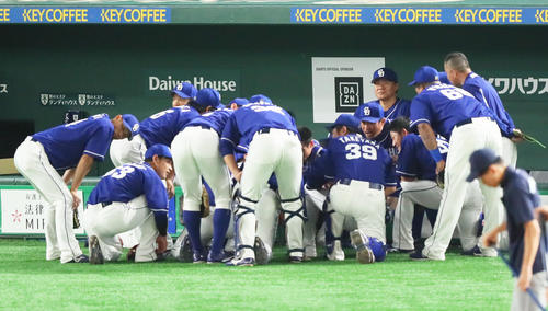 試合前、円陣を組む中日ナイン。後方右は与田監督（撮影・足立雅史）